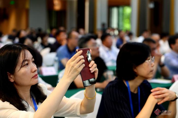 场下学员认真聆听 段芃 摄