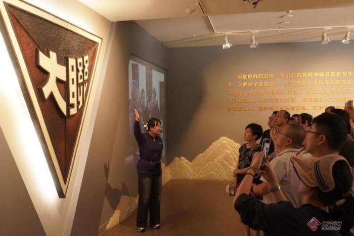 学员们赴西南联大博物馆实践教学 段芃 摄